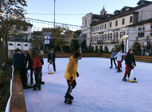 Arona: Babbo Natale arriva alla pista di pattinaggio