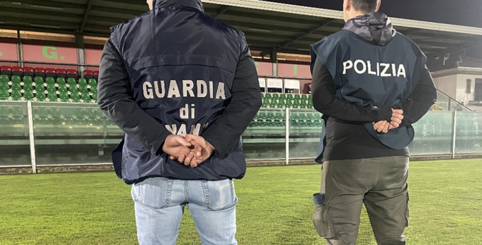 Polizia di Stato e Guardia di Finanza: arresti domiciliari per il presidente di una squadra di calcio del novarese per ipotesi di riciclaggio