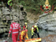 Nella foto le operazioni di recupero del 47enne dal corso d'acqua dove è precipitato