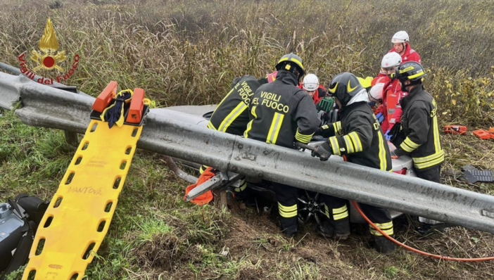 Grave incidente a Novara: due giovani in gravi condizioni dopo un’uscita di strada