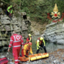 Nella foto le operazioni di recupero del 47enne dal corso d'acqua dove è precipitato