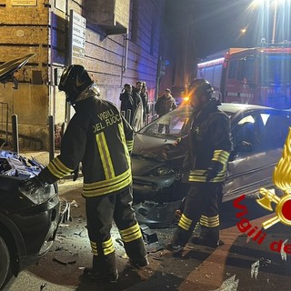 Scontro tra due auto all'incrocio di piazza Camana, un ferito incastrato tra le lamiere