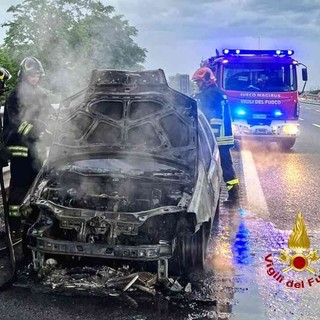 Cronaca nord-ovest: auto in fiamme vicino al casello di Carisio