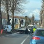 Perde il controllo dell’auto e finisce contro un albero a Borgo Ticino