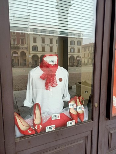 Giornata internazionale contro la violenza sulle donne: Trecate si veste di rosso