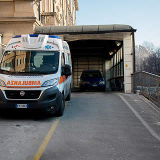 Incidente in corso Trieste a Novara: scontro tra pullman e due auto