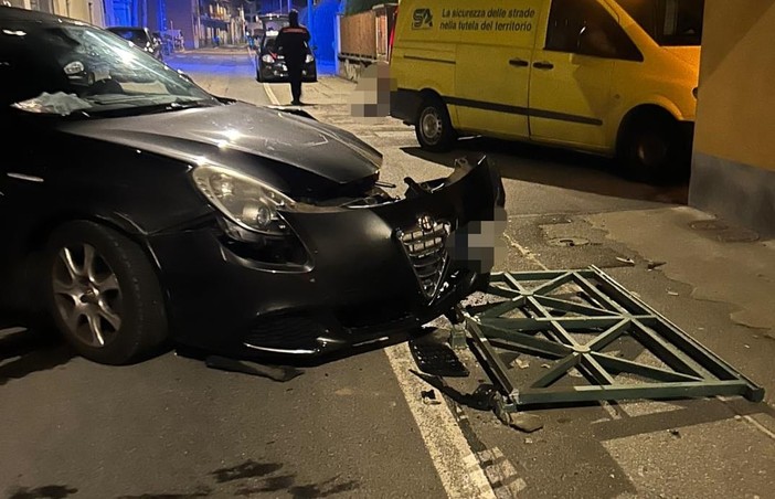 Gaglianico, auto finisce contro il parapedone in piena notte FOTO