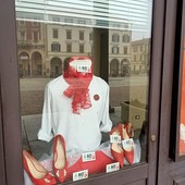 Giornata internazionale contro la violenza sulle donne: Trecate si veste di rosso