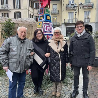 A Trecate si accende &quot;L'albero del cuore&quot;: un simbolo di solidarietà natalizia