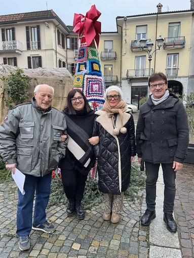 A Trecate si accende &quot;L'albero del cuore&quot;: un simbolo di solidarietà natalizia