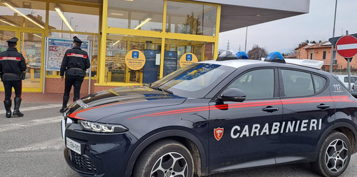 Biella, non ha soldi per il cibo e ruba per necessità: i Carabinieri le pagano il conto