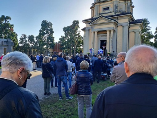 Trecate celebra i defunti: grande partecipazione alle funzioni al cimitero comunale