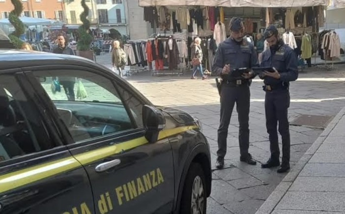 Cronaca nord-ovest. Bigiotteria e addobbi natalizi irregolari: 1.600 articoli sequestrati dalla Guardia di Finanza