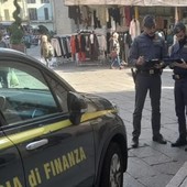 Cronaca nord-ovest. Bigiotteria e addobbi natalizi irregolari: 1.600 articoli sequestrati dalla Guardia di Finanza