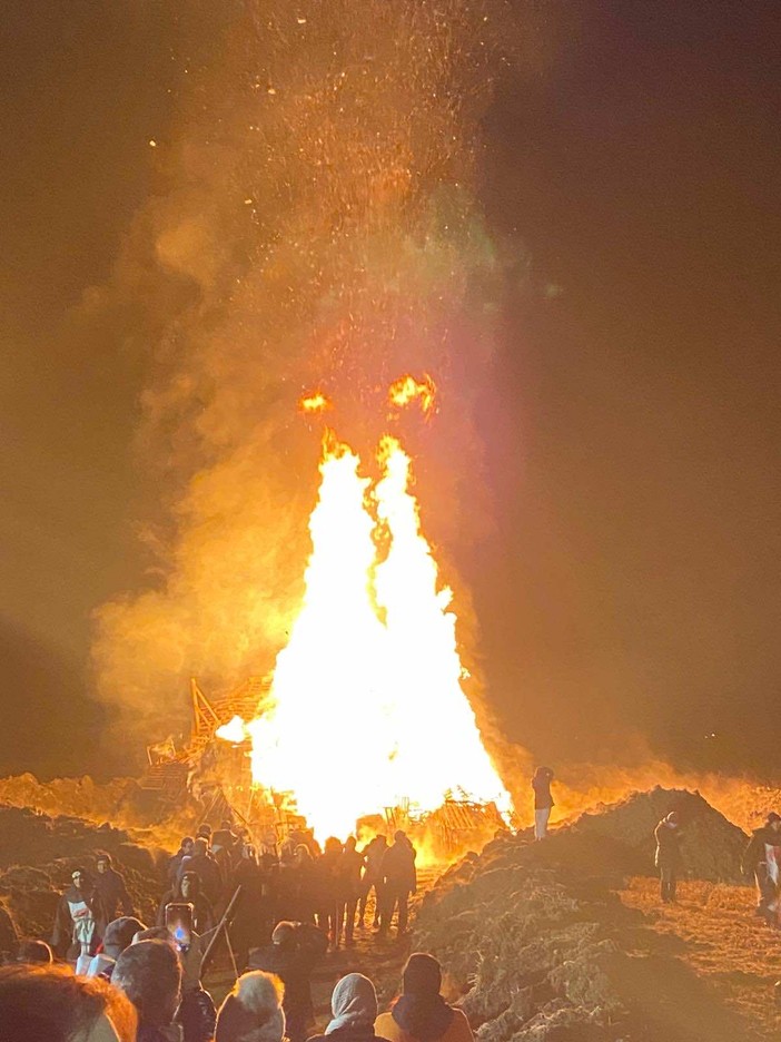 Grande successo per il “Falò di Sant’Antonio” a Trecate FOTO