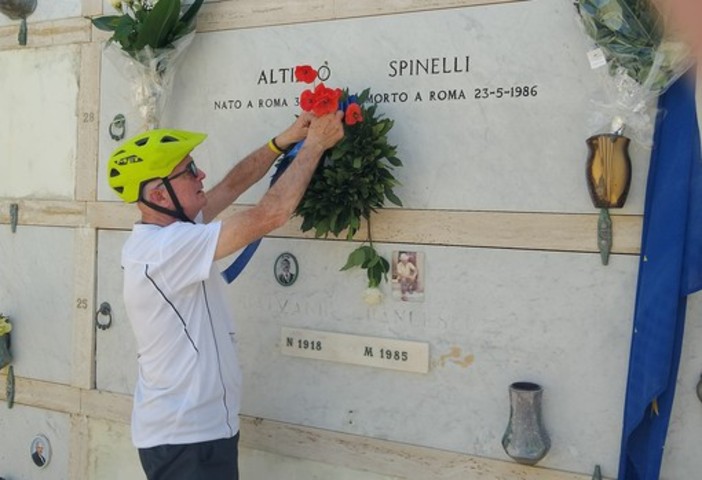 Giovanni Bloisi di nuovo in sella per rendere omaggio agli ebrei vittime della strage sul lago Maggiore