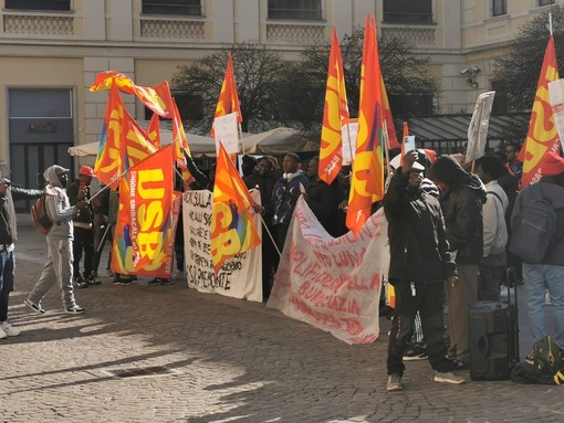 Immigrati in piazza a Novara protestano per lungaggini nei permessi di soggiorno