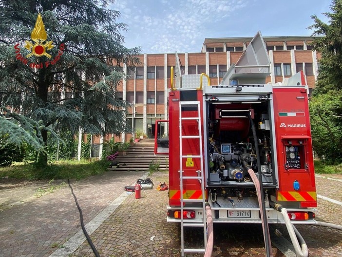 Incendio nel vecchio seminario di Novara: danni limitati dopo l'accensione di un fornelletto