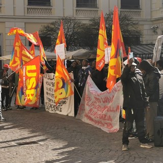 Immigrati in piazza a Novara protestano per lungaggini nei permessi di soggiorno