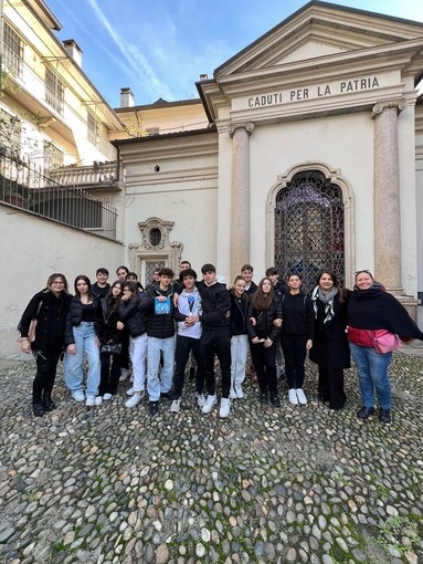 Dieci chili di mozziconi raccolti in centro città dagli studenti di Casorati, Omar e Ravizza insieme a Novara Green