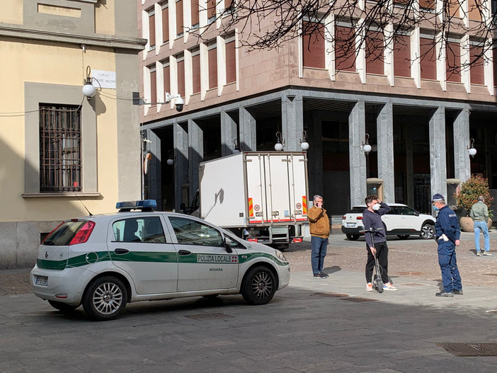 Polizia locale di Novara denuncia tre abusivi che occupavano un alloggio pubblico in via Della Riotta