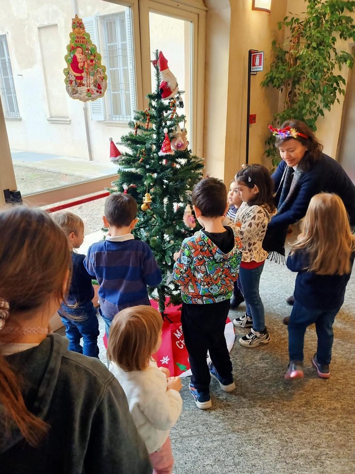 Un successo “Decoriamo l’albero di Natale” a Trecate