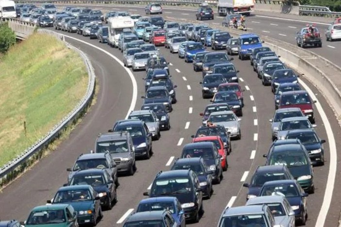 Bollino rosso sulle strade: traffico intenso e divieti per i veicoli pesanti nel weekend di Ferragosto