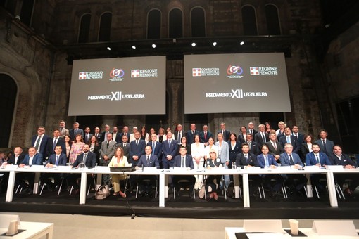 Una foto di gruppo dei componenti del nuovo Consiglio regionale del Piemonte