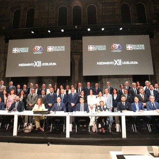 Una foto di gruppo dei componenti del nuovo Consiglio regionale del Piemonte