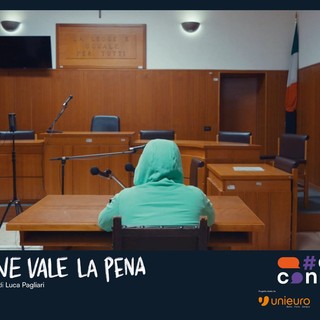 &quot;Non ne vale la pena&quot;: il nuovo documentario della polizia sulla sicurezza dei giovani sul web