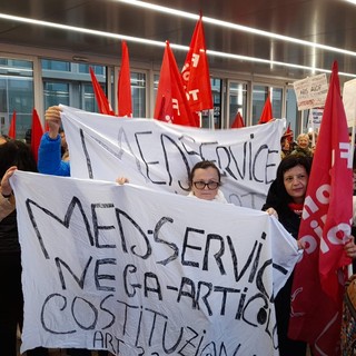 Protesta dei sindacati davanti al Grattacielo