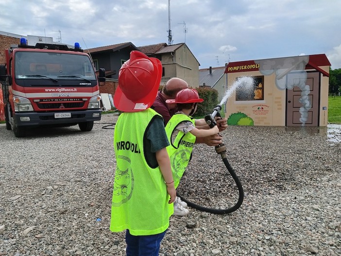 Pompieropoli fa tappa a Galliate: tanti giochi per i piccoli vigili del fuoco