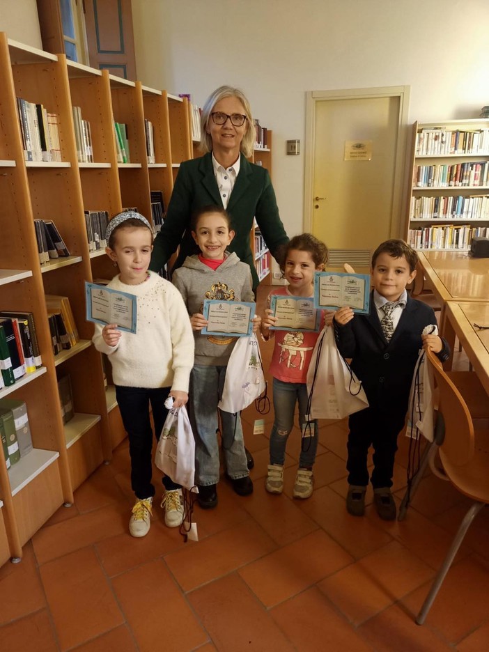 Biblioteca civica premia i piccoli lettori assidui: un riconoscimento per l'impegno nei laboratori creativi