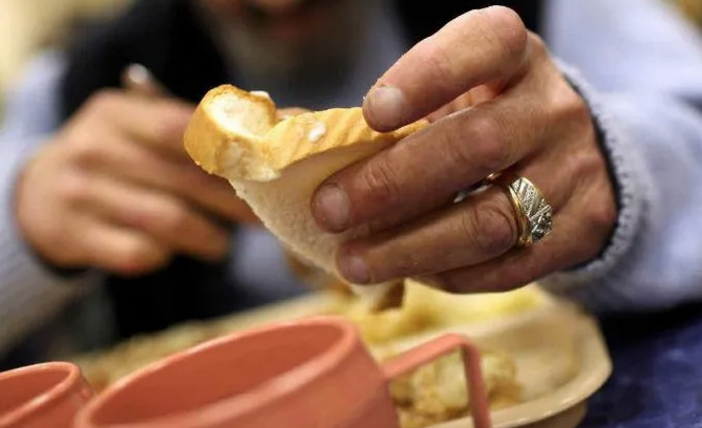 Trecate rinnova la convenzione con la parrocchia per la mensa solidale “Il pane quotidiano”