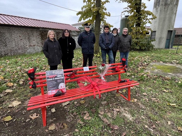 Inaugurata la panchina rossa a San Martino