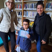 Premiazione per i bambini partecipanti ai laboratori di lettura e creatività