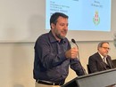 Il leader della Lega solleva dubbi e risponde a domande sulla ratifica del Mes e sull'immigrazione durante un seminario a Novara