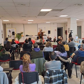 &quot;L'utile inutilità della filosofia&quot;: Matteo Saudino affascina il pubblico a Novara