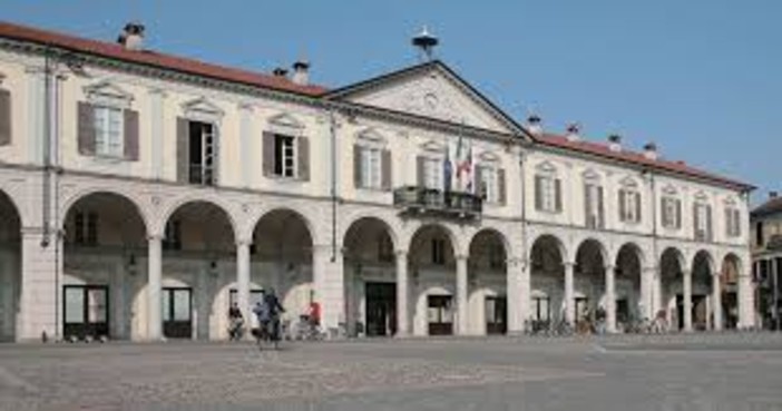 Il Palazzo Municipale di Trecate si illumina di blu per la Giornata dell'infanzia e dell'adolescenza