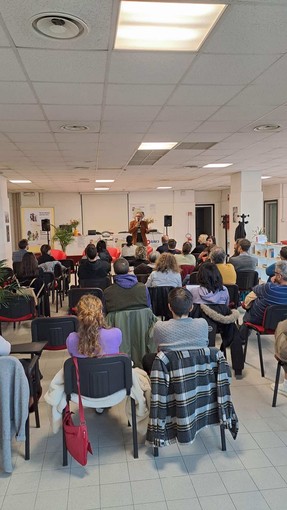 &quot;L'utile inutilità della filosofia&quot;: Matteo Saudino affascina il pubblico a Novara