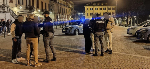 Controlli straordinari ad Arona, Borgomanero e Carpignano Sesia: 338 persone identificate e 11 esercizi commerciali ispezionati