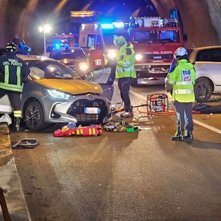 Scontro frontale tra due auto in galleria, persone estratte dalle lamiere (servizio di Mauro Benedetti per newsbiella.it)