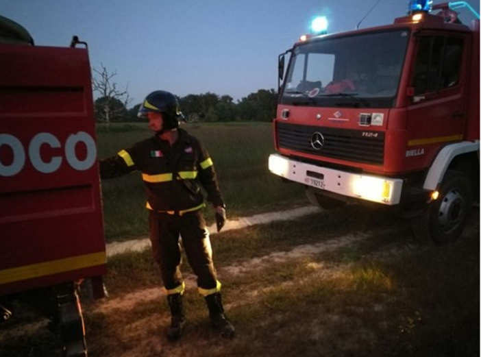 Incendio sul tetto di villetta a Trecate: nessun ferito