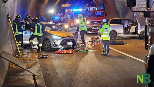 Scontro frontale tra due auto in galleria, persone estratte dalle lamiere (servizio di Mauro Benedetti per newsbiella.it)