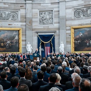 Trump giura da presidente “L’età dell’oro degli Stati Uniti inizia ora”