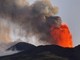 Etna, nube vulcanica altissima da cratere Voragine: cenere in direzione sudest