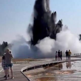 Yellowstone, esplosione 'naturale' spaventa i turisti - Video