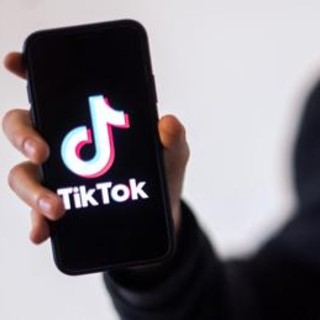 Trump chiede alla Corte Suprema di sospendere legge su stop a TikTok