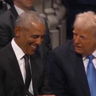 Obama, la battuta di Trump e le risate al funerale di Carter - Video