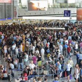 Francoforte, aeroporto bloccato da attivisti per il clima: voli sospesi